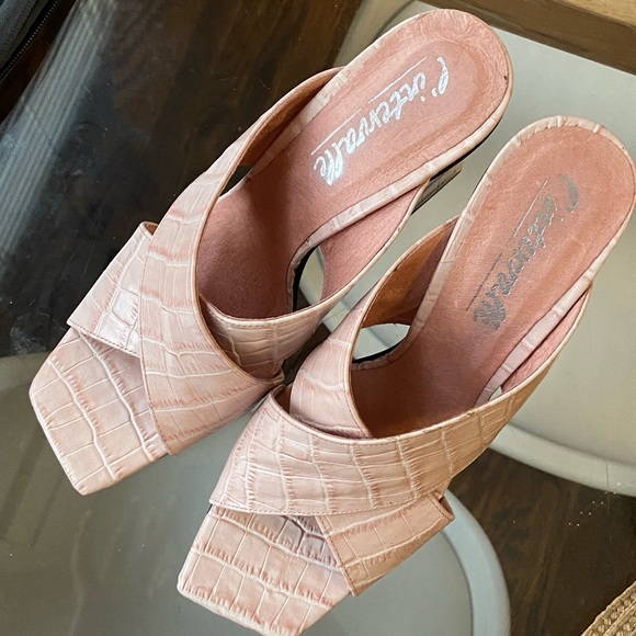 L’Intervalle Pink Crocodile Print Heels - Picture 2 of 4